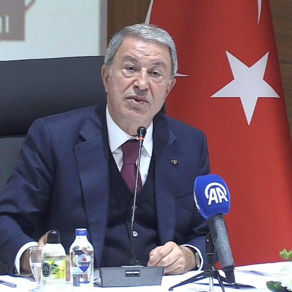 Milli Savunma Komisyonu Başkanı Hulusi Akar, Bandırma Onyedi Eylül Üniversitesi'nde yaptığı konuşmada, Türkiye'nin terörle mücadelesinin kararlılıkla süreceğini belirtti. Farklı kimliklerin bir arada güçlü bir Türkiye'yi inşa edebileceğini vurgulayan Akar, ülkenin birlik ve beraberliğinin önemine değindi.