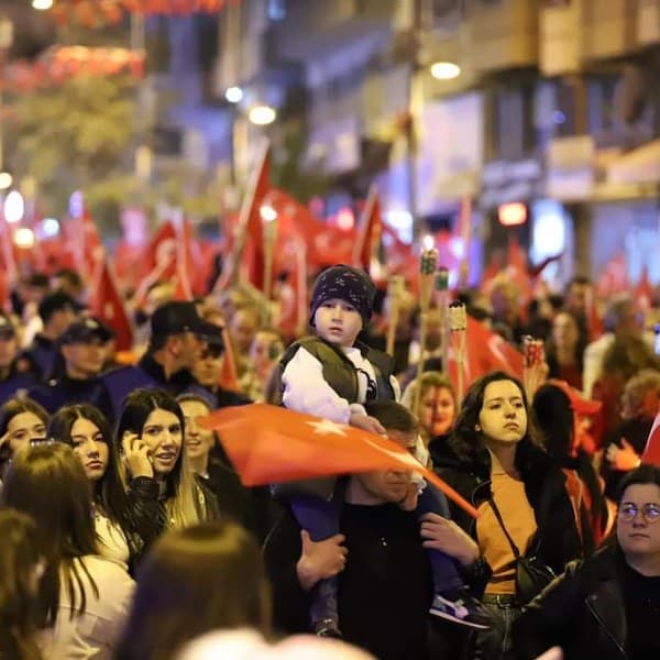 Bandırma Cumhuriyet Bayramı,fener alayı,Gece Yolcuları Konseri,Bandırma Belediye Başkanı Dursun,Mirza,Cumhuriyet coşkusu