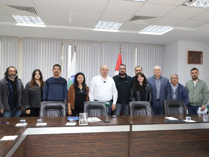 Gönen Belediye Başkanı İbrahim Palaz, düzenlediği basın toplantısında Gönen Belediyesi’nin son 6 aylık dönemdeki çalışmalarını değerlendirerek gelecekteki projelere ilişkin bilgiler verdi. Başkan Palaz, konuşmasında özellikle altyapı, üstyapı, park ve çevre düzenlemeleri ile kırsal mahallelerdeki parke taşı döşeme çalışmaları üzerine yoğunlaştı.