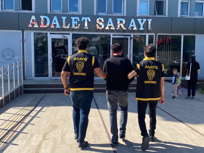 Bandırma Onyedi Eylül Üniversitesi öğrencilerine yönelik cinsel taciz ihbarı üzerine harekete geçen polis ekipleri, şüpheli M.Ü.’yü gözaltına aldı. Şüpheli çıkarıldığı adli makamlarca tutuksuz yargılanmak üzere serbest bırakıldı.