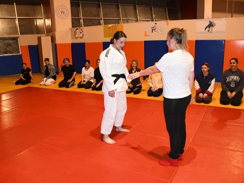 Balıkesir Büyükşehir Belediyesi, “Yalnız olmayan, yanındayız” sloganıyla kadınları hem ekonomik hem de fiziksel olarak güçlendirecek projelere imza atmaya devam ediyor. Balıkesir Gençlik ve Spor Hizmetleri Dairesi Başkanlığı tarafından aralıksız “Savunma Teknikleri Atölyesi” kapsamında kadın judo kursları veriliyor. Kursta 15-50 yaş arasındaki kadınlar, kendilerini savunmak için gerekli teknikleri öğrenirken, sosyal medya ve duyurular aracılığıyla kurstan farkındalık olan kadınların yoğun ilgi gösterdiğini gösteriyor.