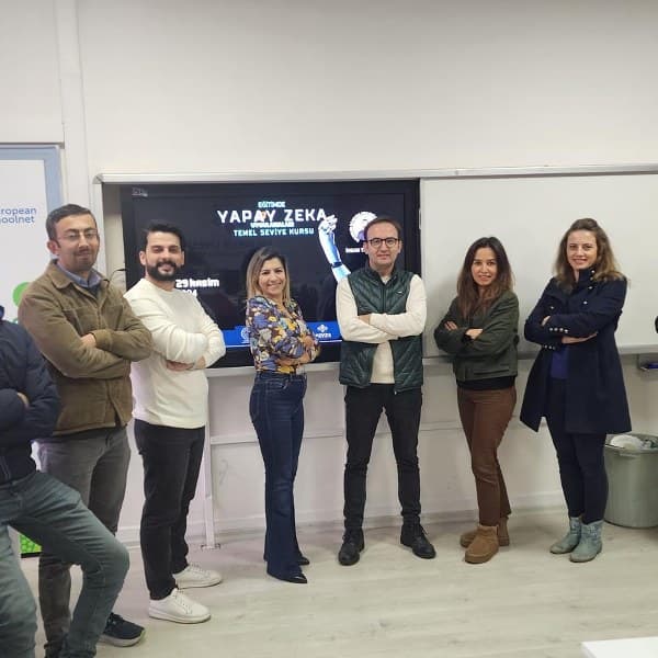 Balıkesir'de başlatılan yapay zekâ eğitimleri, geleceğin eğitim sistemine yönelik önemli bir adım olarak karşımıza çıkıyor. "Bilgi güçtür" anlayışıyla hareket eden eğitimciler, bu eğitimler sayesinde öğretmenlerin ve dolayısıyla öğrencilerin, dijital dönüşüm çağında daha donanımlı hale gelmelerini sağlıyor.