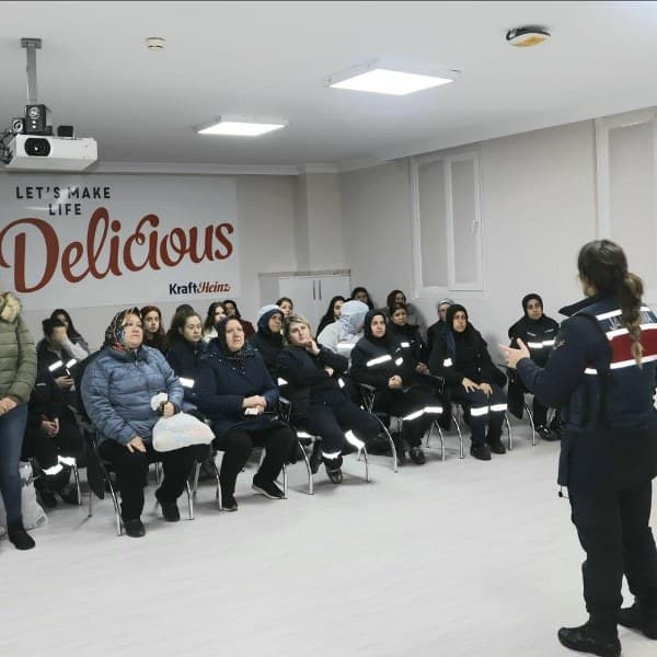 25 Kasım Kadına Yönelik Şiddete Karşı Uluslararası Mücadele Günü kapsamında Susurluk İlçe Jandarma Komutanlığı, yol kontrolü ve fabrika çalışanlarına yönelik bilinçlendirme etkinlikleri düzenlendi. Etkinliklerde KADES uygulaması tanıtılarak 6284 Sayılı Kanun hakkında bilgilendirme yapıldı.