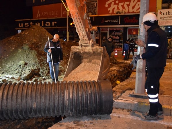 Balıkesir Su ve Kanalizasyon İdaresi (BASKİ) Genel Müdürlüğü ekipleri Karesi’de Devlet Su İşleri (DSİ) Bölge Müdürlüğü’nün yürüttüğü Çay Deresi 4. Kısım Islah Çalışmaları ile eş zamanlı olarak yağmur suyu drenaj projelerini başlattı. Yoğun yağış dönemlerinde meydana gelebilecek su baskınlarını önlemeyi hedefleyen BASKİ ekipleri, Ahmet Toprak Caddesi’nde 20 metre uzunluğundaki 600’lük yağmur suyu hattını tamamlarken kalan üç geçiş için gece çalışması yürütüyor.