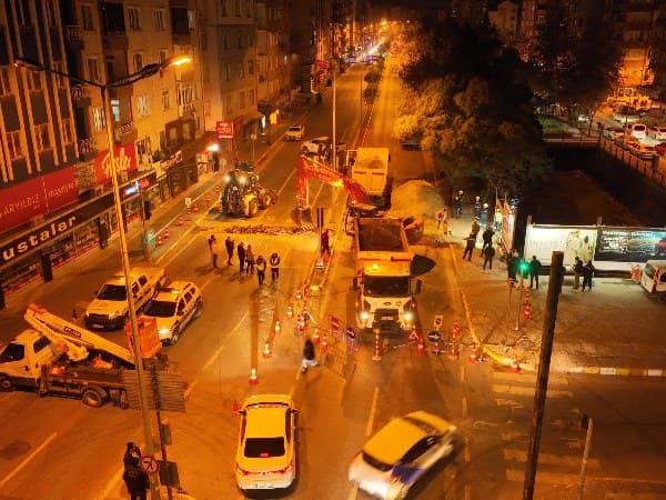 Balıkesir Su ve Kanalizasyon İdaresi (BASKİ) Genel Müdürlüğü ekipleri Karesi’de Devlet Su İşleri (DSİ) Bölge Müdürlüğü’nün yürüttüğü Çay Deresi 4. Kısım Islah Çalışmaları ile eş zamanlı olarak yağmur suyu drenaj projelerini başlattı. Yoğun yağış dönemlerinde meydana gelebilecek su baskınlarını önlemeyi hedefleyen BASKİ ekipleri, Ahmet Toprak Caddesi’nde 20 metre uzunluğundaki 600’lük yağmur suyu hattını tamamlarken kalan üç geçiş için gece çalışması yürütüyor.
