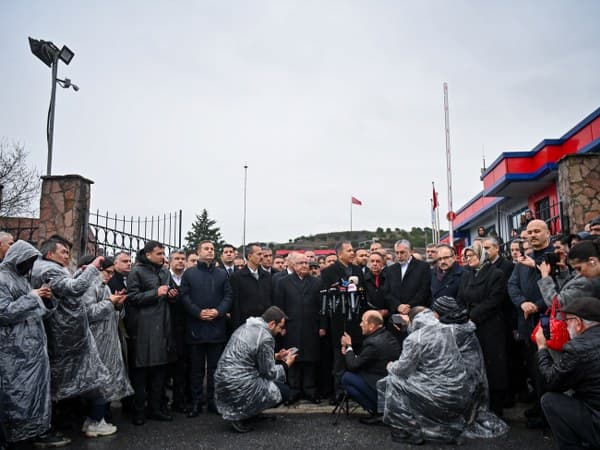 Balıkesir’in Karesi ilçesine bağlı Kavaklı Mahallesi’nde yer alan bir mühimmat fabrikasında meydana gelen patlama sonrası ilk anda bölgeye giden Balıkesir Büyükşehir Belediye Başkanı Ahmet Akın, yaşanan süreci yakından takip ediyor. “Yaralarımızı birlikte saracağız” diyerek yaşanan acı olay sonrası açıklamalarda bulunan Akın, belediyenin tüm imkânlarını seferber etti.