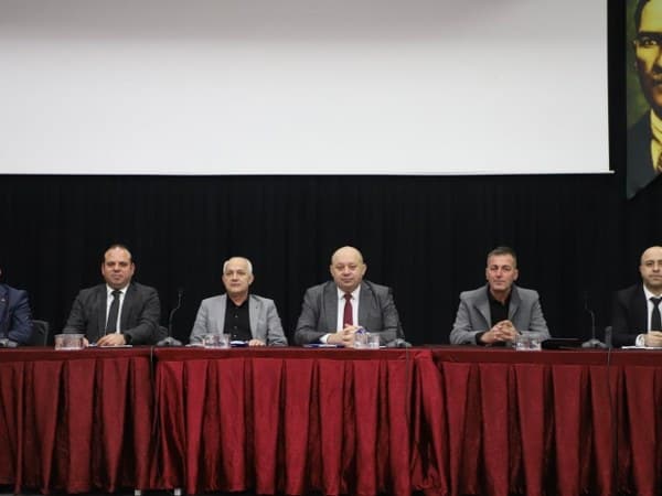 Gönen Belediye Başkanı İbrahim Palaz’ın ev sahipliğinde, ilçeye bağlı 101 mahalle muhtarıyla geniş kapsamlı bir toplantı yapıldı. Toplantıya, Muhtarlık İşleri Daire Başkanı Erkan Uzun, Güney Marmara Koordinatörü Murat Karakoyun, Yol Yapım, Bakım ve Onarım Daire Başkanı Alper Türkel, Güney Marmara Bölgesi BASKİ 3. Bölge Daire Başkanı Selçuk Koç ve Gönen Koordinatörü Bülent Birgül katıldı. Toplantıda, 2025 yılında mahallelerde gerçekleştirilecek projeler detaylı bir şekilde ele alındı.
