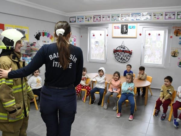 Balıkesir’de Minik Öğrencilere Yangın Eğitimi Verildi