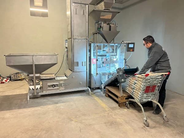 Bandırma Belediyesi, Sosyal Marketine kazandırdığı kuru gıda paketleme makinesi ile hizmetin sürdürülmesini artırdı. Bu yenilik, hem maliyet tasarrufu sağlayan hem de ihtiyaç sahiplerine yardımları daha hızlı ulaştırıyor.