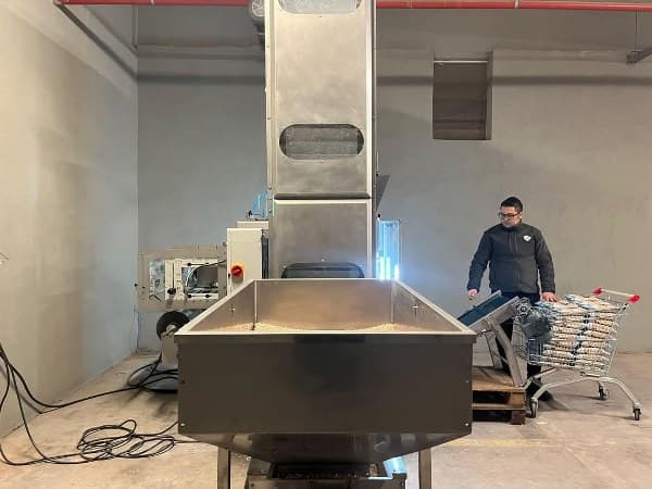 Bandırma Belediyesi, Sosyal Marketine kazandırdığı kuru gıda paketleme makinesi ile hizmetin sürdürülmesini artırdı. Bu yenilik, hem maliyet tasarrufu sağlayan hem de ihtiyaç sahiplerine yardımları daha hızlı ulaştırıyor.
