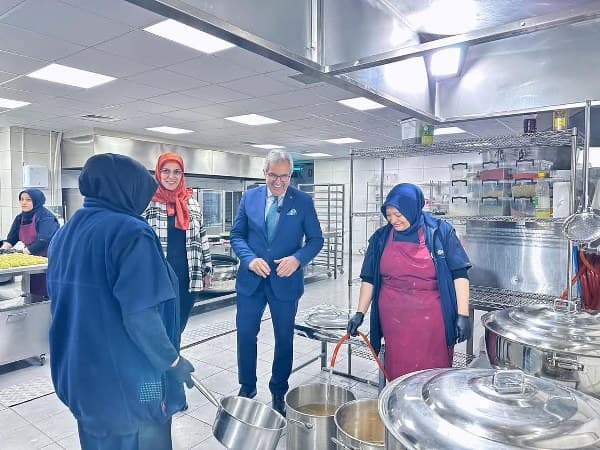 Bandırma Belediye Başkanı Dursun Mirza, belediye bünyesinde faaliyete geçirilen imalathaneyi ziyaret ederek incelemelerde bulundu. İmalathanede, ihtiyaç sahibi vatandaşlar için hazırlanan sıcak yemekler, üniversite öğrencilerine sunulan çorba ve belediye kafelerinde servis edilen yemekler ile tatlılar, hijyenik ve güvenli bir şekilde üretiliyor.