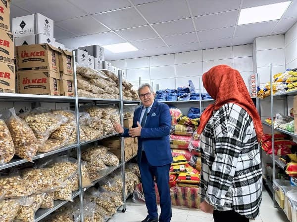 Bandırma Belediye Başkanı Dursun Mirza, belediye bünyesinde faaliyete geçirilen imalathaneyi ziyaret ederek incelemelerde bulundu. İmalathanede, ihtiyaç sahibi vatandaşlar için hazırlanan sıcak yemekler, üniversite öğrencilerine sunulan çorba ve belediye kafelerinde servis edilen yemekler ile tatlılar, hijyenik ve güvenli bir şekilde üretiliyor.