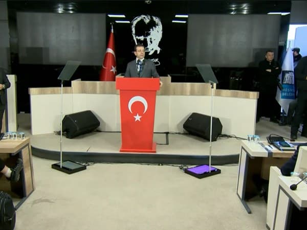 İstanbul Büyükşehir Belediye Başkanı Ekrem İmamoğlu, düzenlenen basın toplantısında adalet sistemi ve tartışmalara yönelik sert eleştirilerde bulundu. İmamoğlu, siyasi baskı ve artış iddialarını dile getirirken, "Hodri meydan!" mücadele çağrısı yaptı.