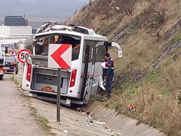 Balıkesir’in Gönen ilçesinde meydana gelen kazada 4'ü ağır olmak üzere 25 kişi yaralandı. Bandırma Organize Sanayi Bölgesinde bulunan bir tekstil fabrikasında gece vardiyasını tamamlayarak evlerine gitmek üzere Gönen'e hareket eden işçi servisi Taştepe mevkiinde sürücüsünün direksiyon hakimiyetini kaybetmesi sonucunda kaza yaptı.