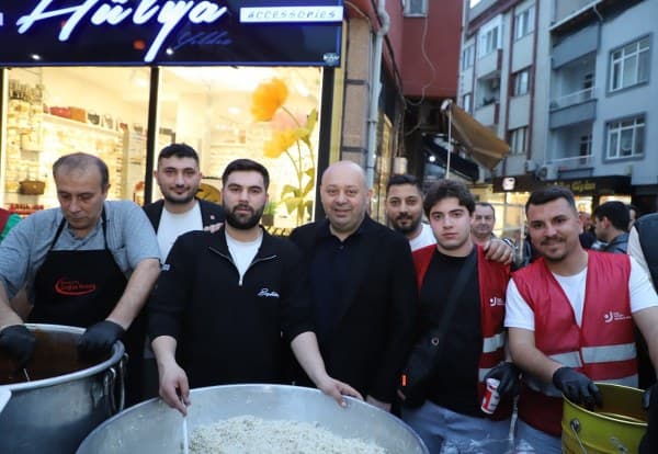 Gönen’de Ramazan ayının maneviyatı ve bereketi, düzenlenen iftar sofralarıyla hep birlikte yaşanıyor. Şehrin dört bir yanında kurulan iftar sofraları, vatandaşları bir araya getirirken, Gönen Belediye Başkanı İbrahim Palaz da bu anlamlı buluşmalara katılarak hemşehrileriyle bir araya gelmeye devam ediyor.
