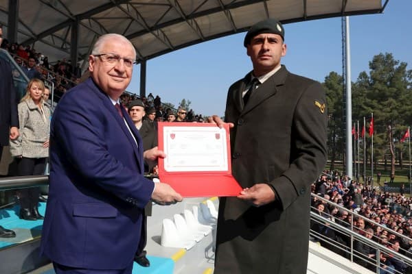 2 Bin 715 Kursiyer Mezun Oldu Törende, 2.715 kursiyer mezuniyet belgelerini aldı. Dönem birincisi olan Tank Astsubay Çavuş Kader Ölmez’e belgesini, Bakan Yaşar Güler takdim etti. Mezuniyet töreni, kursiyerlerin aileleri ve üst düzey askeri yetkililerin katılımıyla coşkulu bir şekilde gerçekleşti.