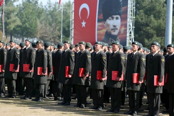 2 Bin 715 Kursiyer Mezun Oldu Törende, 2.715 kursiyer mezuniyet belgelerini aldı. Dönem birincisi olan Tank Astsubay Çavuş Kader Ölmez’e belgesini, Bakan Yaşar Güler takdim etti. Mezuniyet töreni, kursiyerlerin aileleri ve üst düzey askeri yetkililerin katılımıyla coşkulu bir şekilde gerçekleşti.