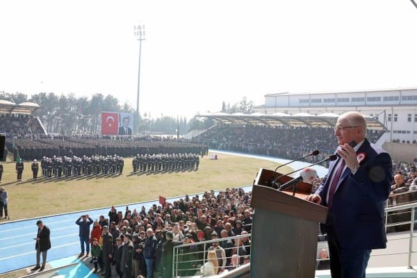 2 Bin 715 Kursiyer Mezun Oldu Törende, 2.715 kursiyer mezuniyet belgelerini aldı. Dönem birincisi olan Tank Astsubay Çavuş Kader Ölmez’e belgesini, Bakan Yaşar Güler takdim etti. Mezuniyet töreni, kursiyerlerin aileleri ve üst düzey askeri yetkililerin katılımıyla coşkulu bir şekilde gerçekleşti.