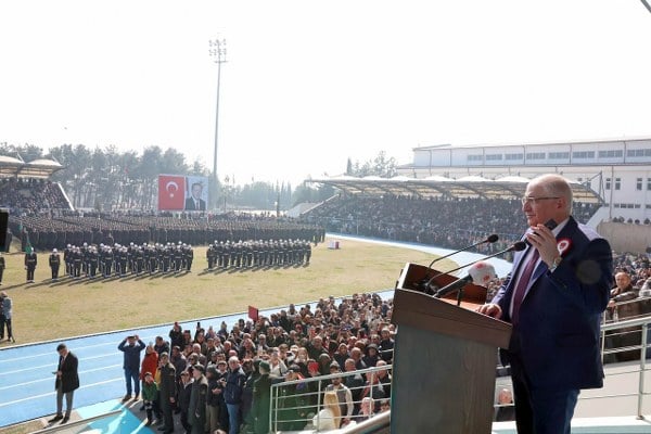 2 Bin 715 Kursiyer Mezun Oldu Törende, 2.715 kursiyer mezuniyet belgelerini aldı. Dönem birincisi olan Tank Astsubay Çavuş Kader Ölmez’e belgesini, Bakan Yaşar Güler takdim etti. Mezuniyet töreni, kursiyerlerin aileleri ve üst düzey askeri yetkililerin katılımıyla coşkulu bir şekilde gerçekleşti.