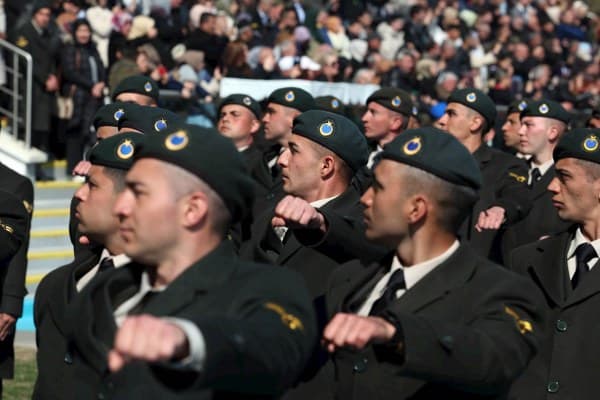 2 Bin 715 Kursiyer Mezun Oldu Törende, 2.715 kursiyer mezuniyet belgelerini aldı. Dönem birincisi olan Tank Astsubay Çavuş Kader Ölmez’e belgesini, Bakan Yaşar Güler takdim etti. Mezuniyet töreni, kursiyerlerin aileleri ve üst düzey askeri yetkililerin katılımıyla coşkulu bir şekilde gerçekleşti.