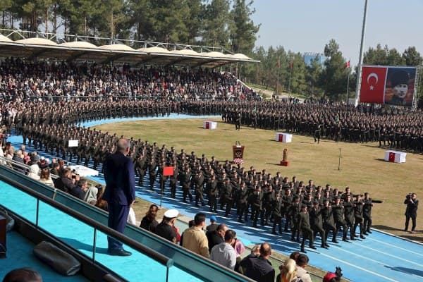 2 Bin 715 Kursiyer Mezun Oldu Törende, 2.715 kursiyer mezuniyet belgelerini aldı. Dönem birincisi olan Tank Astsubay Çavuş Kader Ölmez’e belgesini, Bakan Yaşar Güler takdim etti. Mezuniyet töreni, kursiyerlerin aileleri ve üst düzey askeri yetkililerin katılımıyla coşkulu bir şekilde gerçekleşti.